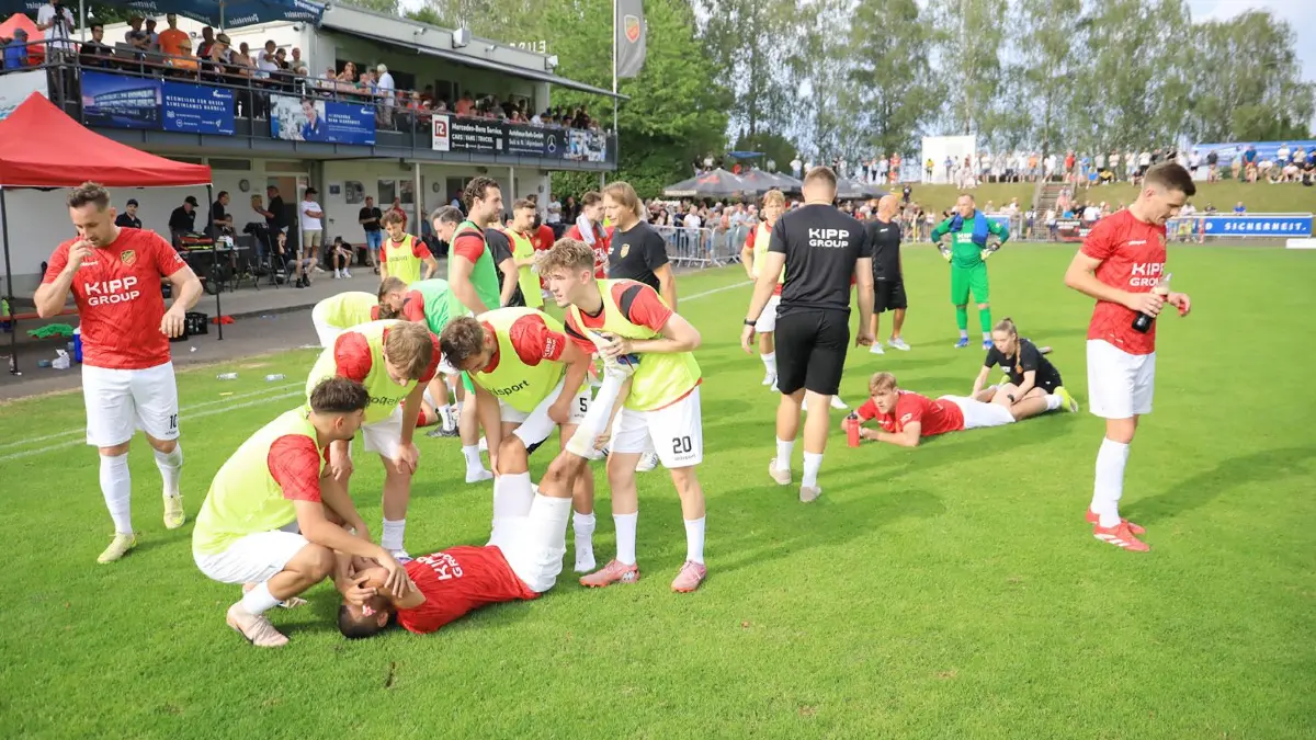 Nach der intensiven Relegation haben die Spieler des FC Holzhausen nur wenig Zeit, die müden Beine wieder in Schwung zu bringen.