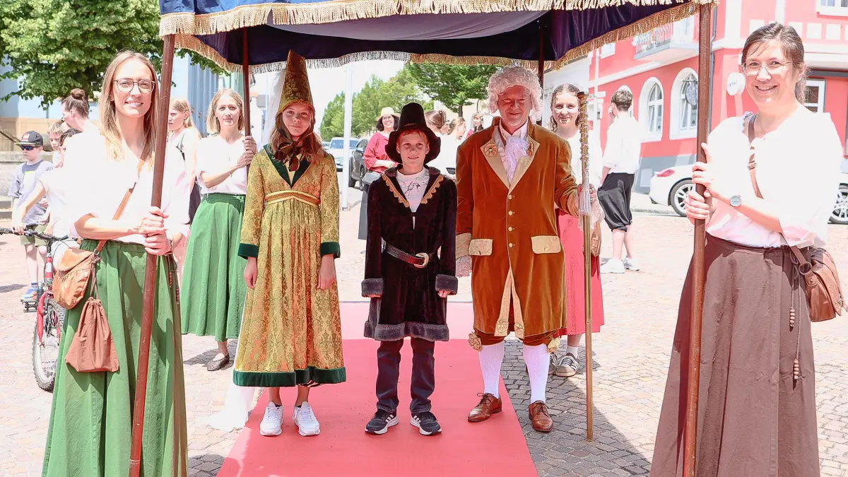 Das Grafenpaar Jana Zimmermann und Felix Rothermund, daneben Zeremonienmeister Wilfried Strohmeier.