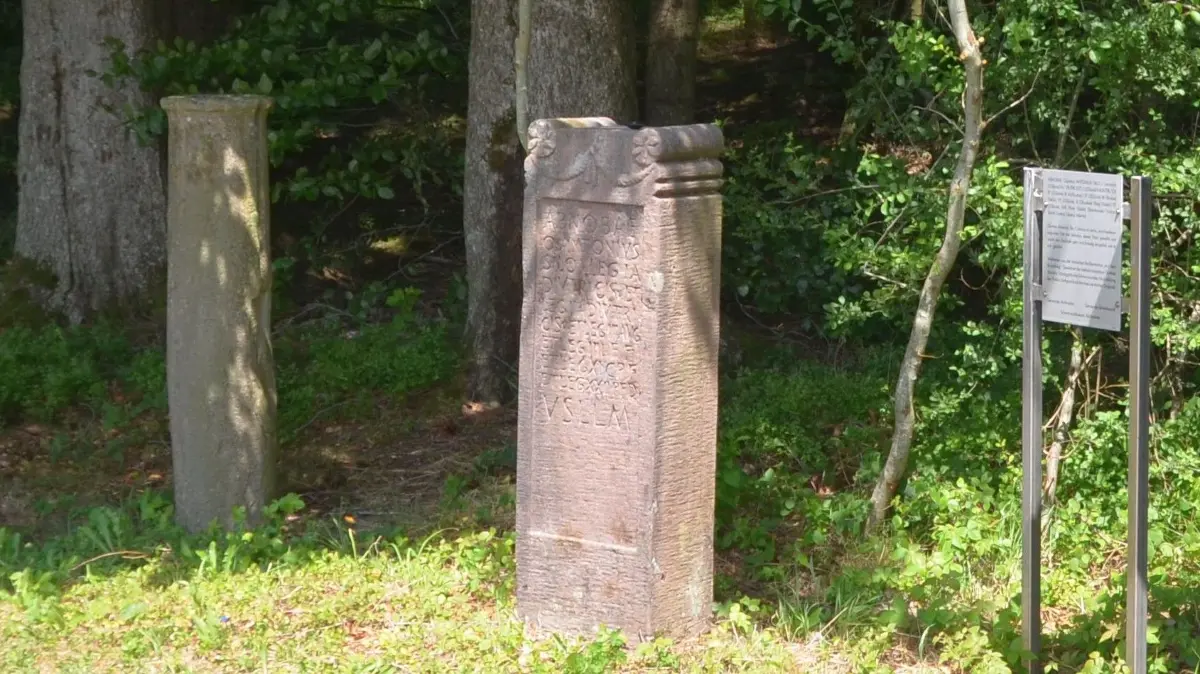Brandsteig bei Rötenberg mit dem Abguss des Weihesteins für Abnoba