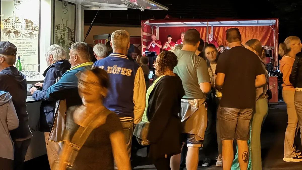 Musik und Verpflegung gibt es auf dem Parkplatz des Malergeschäfts Zillinger.