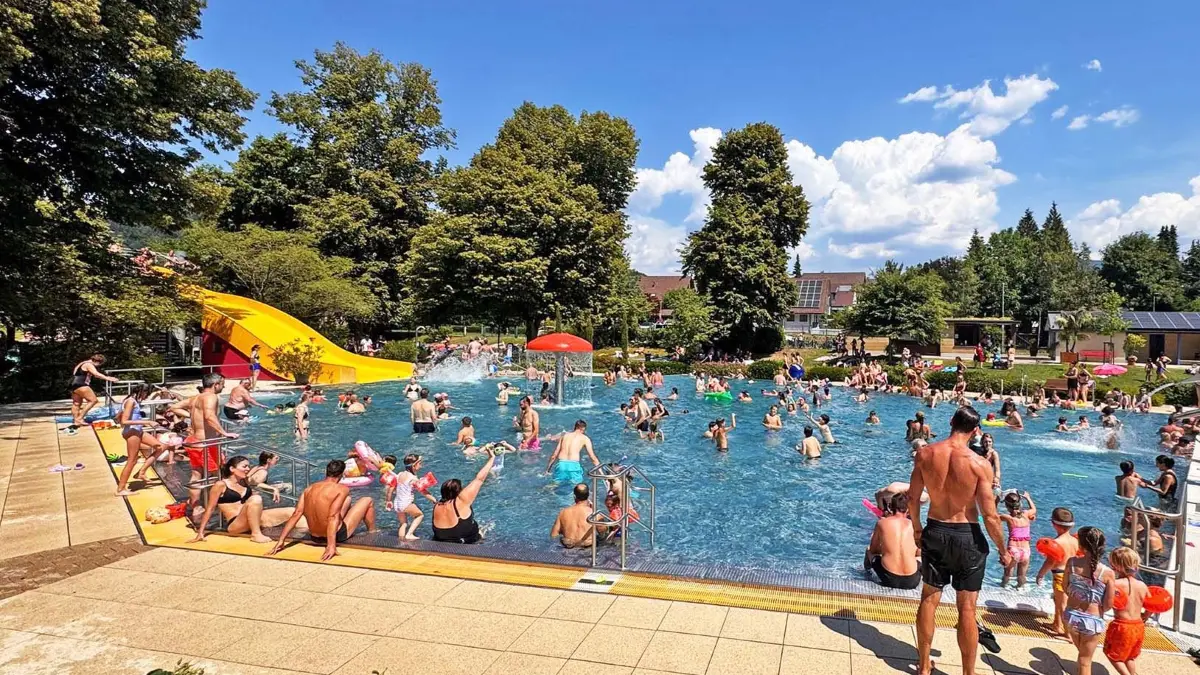 Nach den Turbulenzen im Zeller Familienbad verlangen Badegäste eine Begrenzung der Besucherzahl und bessere Aufsicht. Die Stadt prüft nun mögliche Maßnahmen.