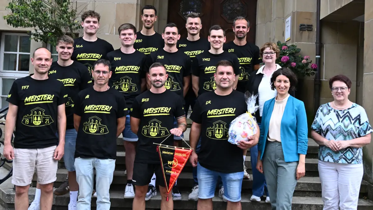 Die Meistermannschaft des SV Waldmössingen mit Kulturamtsleiterin Susanne Gwosch (von rechts), Oberbürgermeisterin Dorothee Eisenlohr und Waldmössingens Ortsvorsteherin Sibylle Kunz.