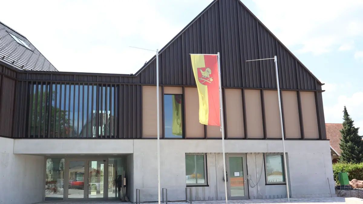 Der Rathauschef und das Verwaltungsteam sind bereits vor wenigen Wochen in das neue Verwaltungsgebäude in der Ortsmitte gezogen.