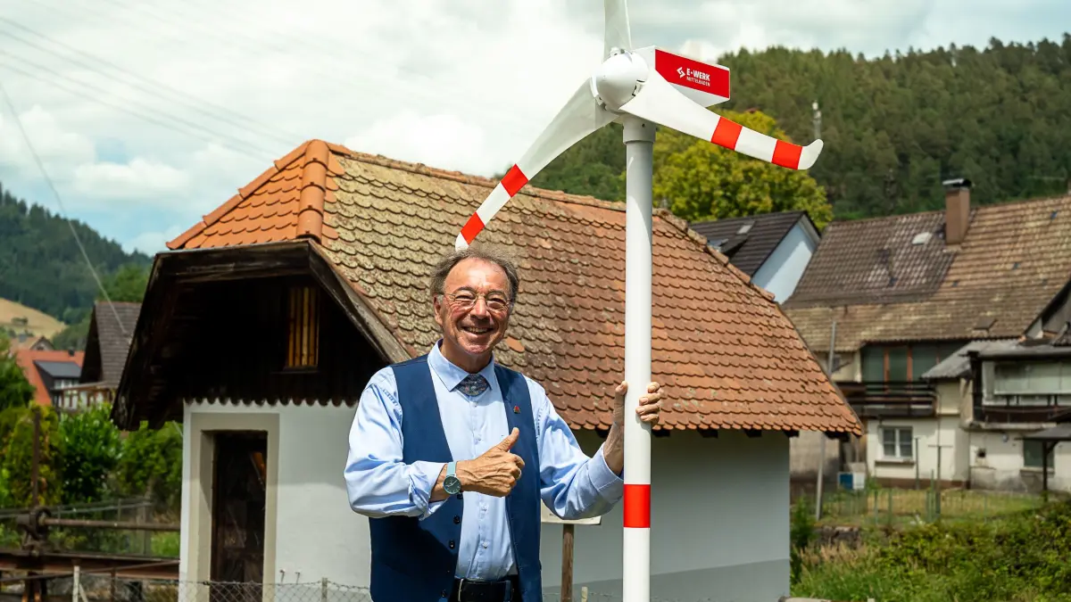 Bürgermeister Siegfried Eckert ist überzeugt, dass das kleine Windrad bei den jungen Gutachern gut ankommen wird.