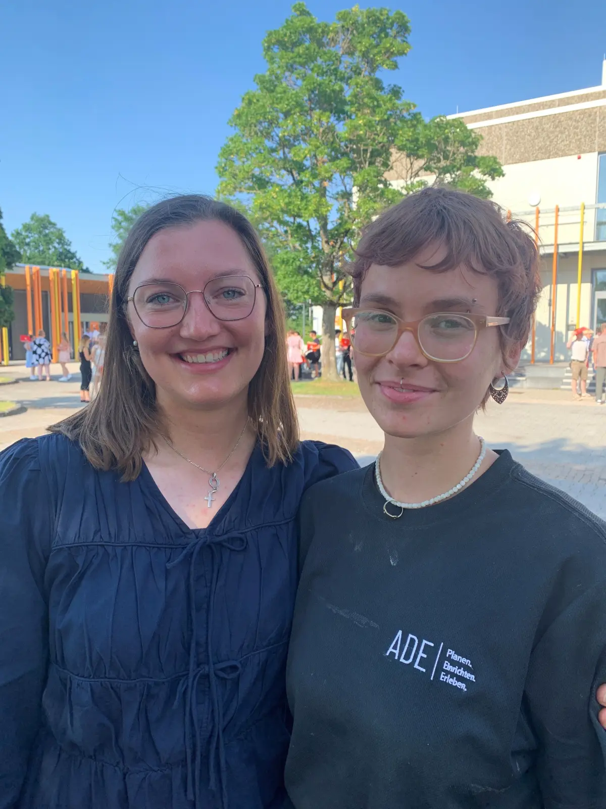 Für besonders gute Leistungen im Fach Wirtschafts- und Sozialkunde wurden Natalie Bäurer, Antonia Digeser und ...