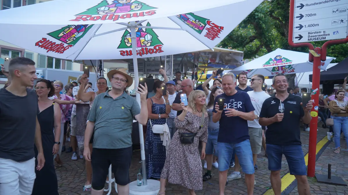 Die Stimmung ist auf jeden Fall wieder gut beim Städtlifest Todtnau. Bei stimmungsvollen Liedern gehen statt Feuerzeugen heutzutage die Handytaschenlampen an.