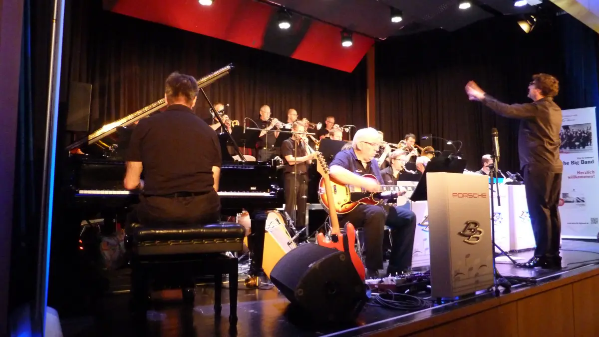 Auftritt der Porsche Big Band im Nagolder Kubus