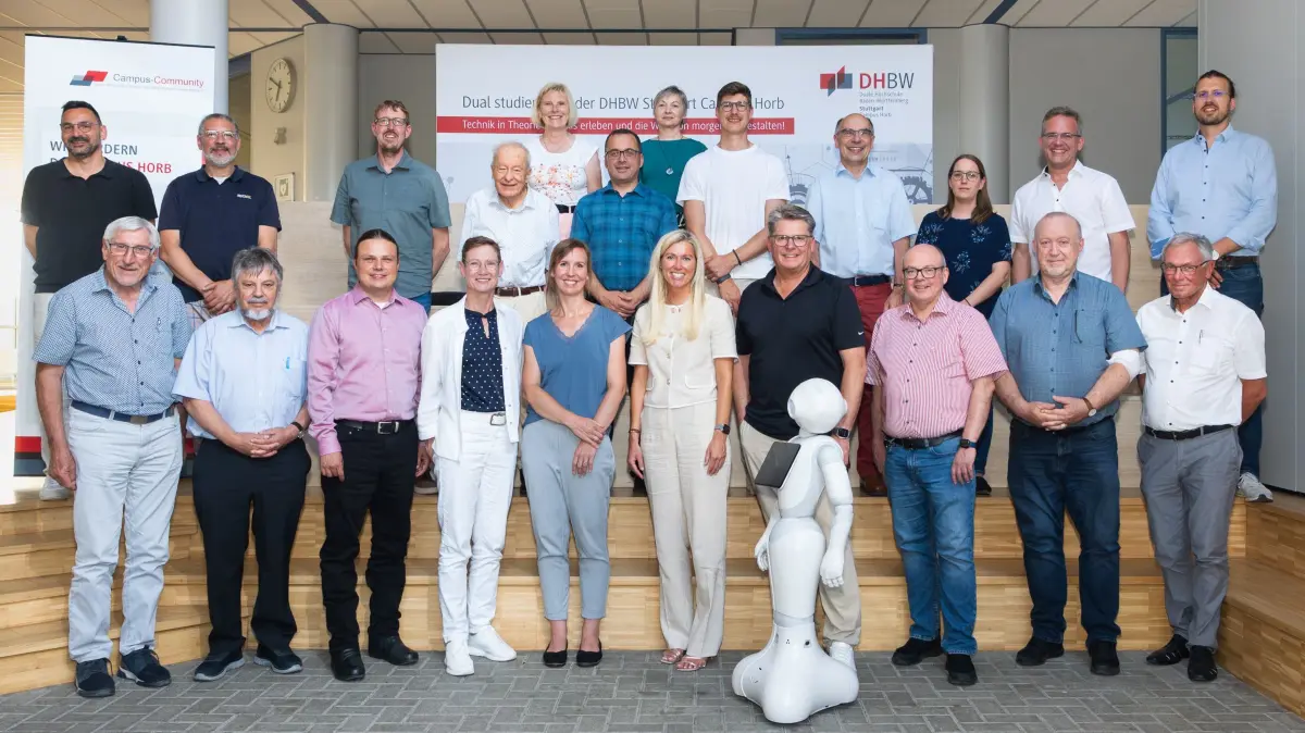 Das Vorstandsteam mit der 1. Vorsitzenden Carolin Schwenk (1.Reihe, 5 von rechts) und der 2. Vorsitzenden Antje Katona, 1. Reihe, 4 von links).