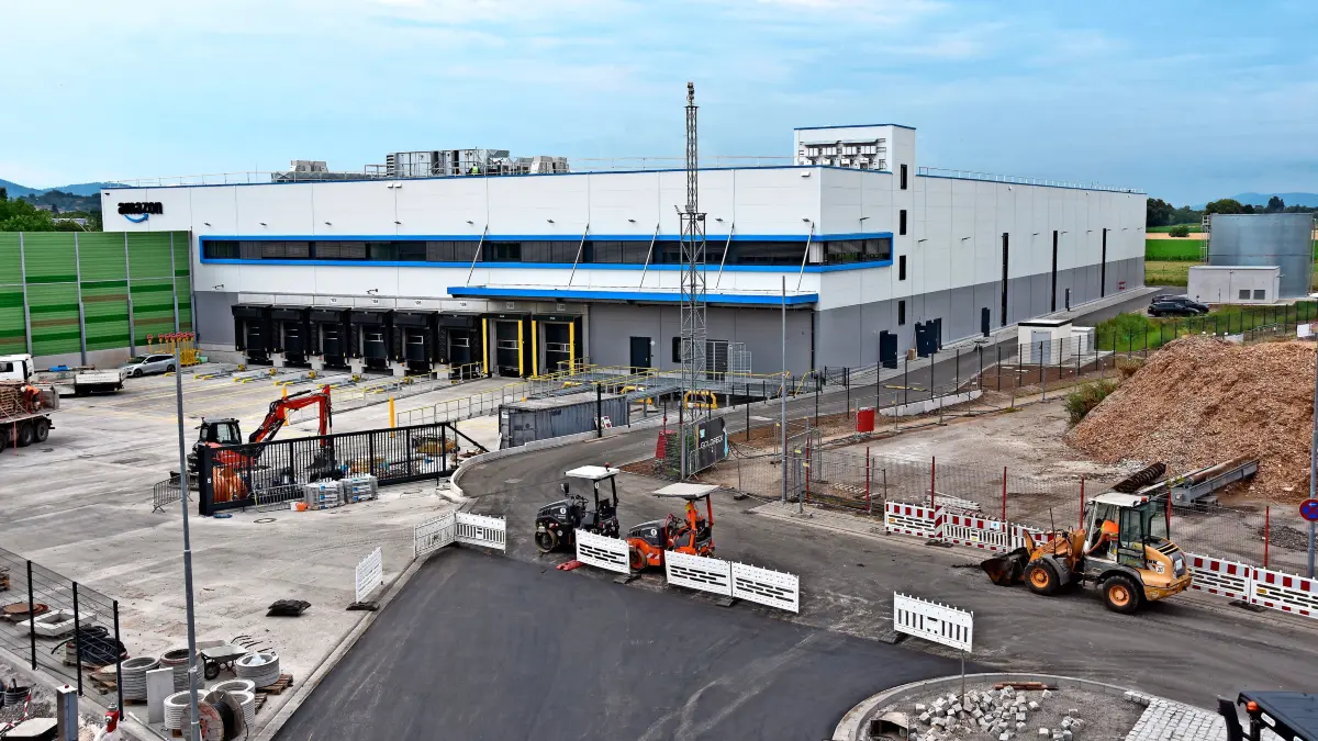 Das Amazon-Verteilzentrum im Gewerbegebiet Dyn A5 steht kurz vor der Fertigstellung.