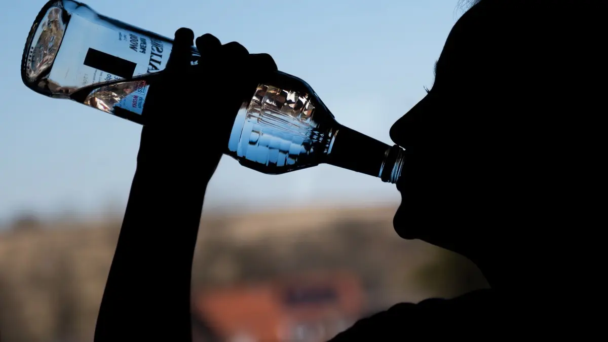 Rauschtrinken: ARCHIV - 04.03.2022, Baden-Württemberg, Rottweil: ILLUSTRATION: Ein Mädchen trinkt aus einer Flasche Wodka. (zu dpa: «Nach Aus für Suchtklinik - Neues Angebot für junge Patienten») Foto: Silas Stein/dpa +++ dpa-Bildfunk +++