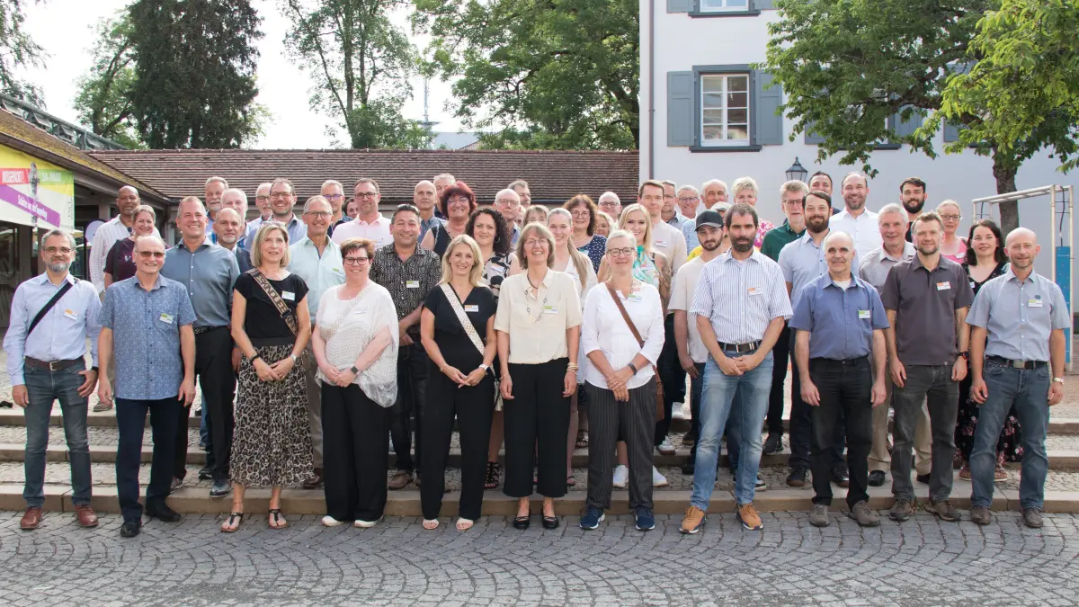 EBM-Papst St. Georgen Die Jubilar_innen der Eintrittsjahre 1985 bis 2015 mit ihren Führungskräften und Geschäftsführer Dennis Diefert
