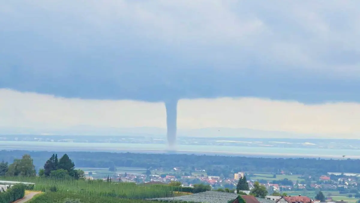 Ein Tornado ist am Mittwochmittag vor Friedrichshafen über den Bodensee gezogen.