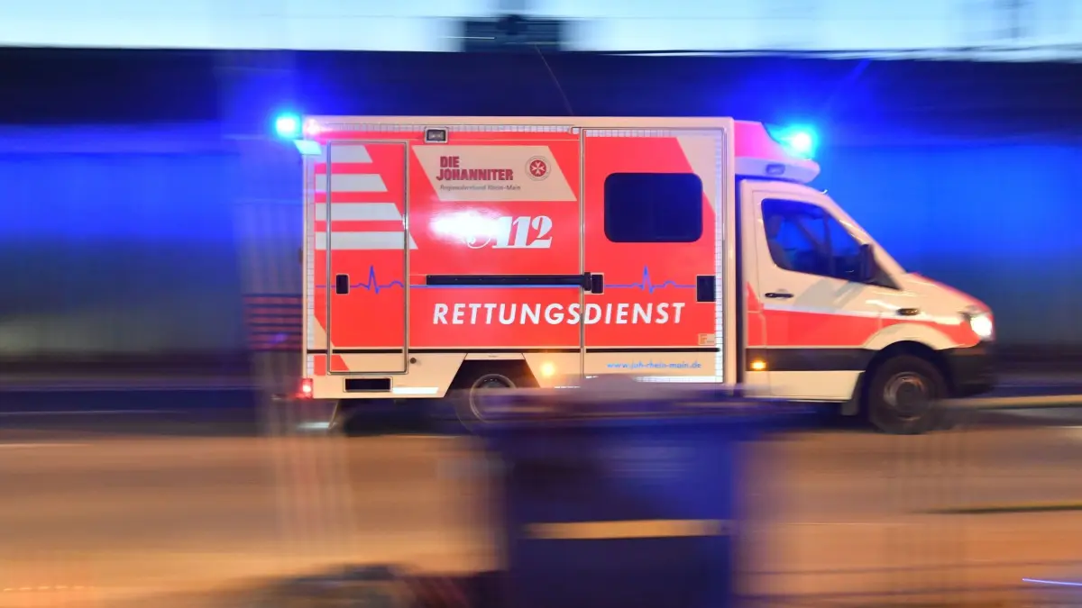 Rettungsdienst: ILLUSTRATION - 22.02.2018, Hessen, Frankfurt/Main: Ein Rettungswagen der Johanniter fährt mit Blaulicht zu einem Einsatzort. (zu dpa: «Sechsjähriger bei Unfall mit E-Scooter schwer verletzt») Foto: Boris Roessler/dpa +++ dpa-Bildfunk +++
