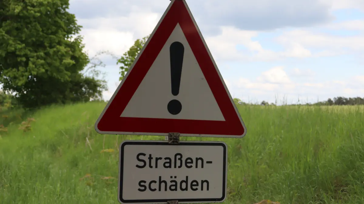 Vorsicht, Straßenschäden: Solche Warnhinweise gibt es unter anderem am Ortsausgang von Wesendahl Richtung Gielsdorf. Die L235 ist zu großen Teil marode.