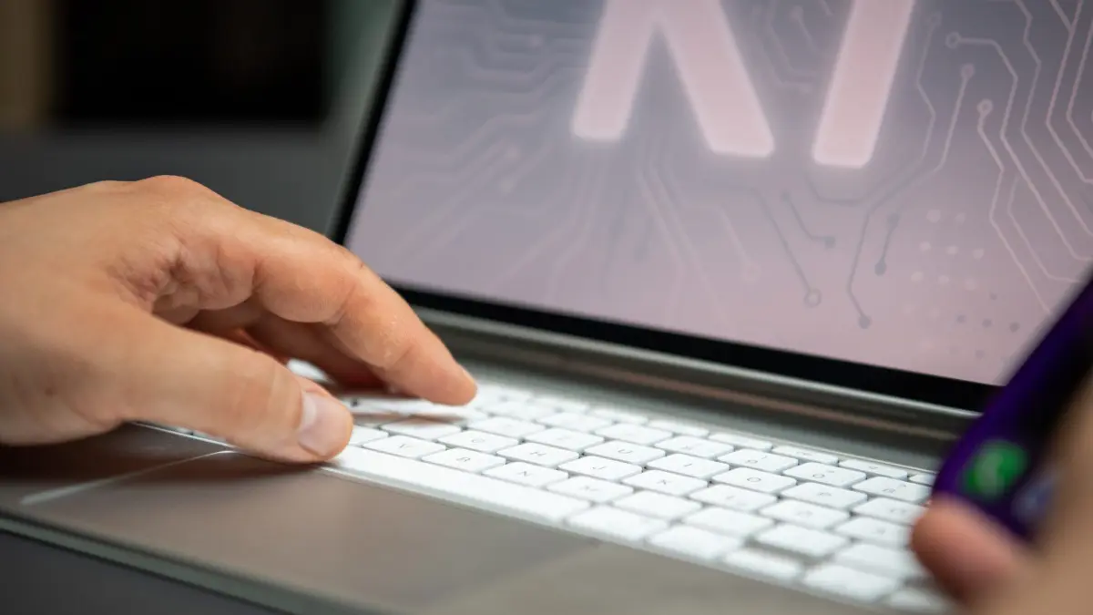 KI und Cloud Computing sorgen dafür, dass Routinetätigkeiten zunehmend automatisiert werden. Eine Vielzahl von Bereichen ist von diesem Wandel betroffen.