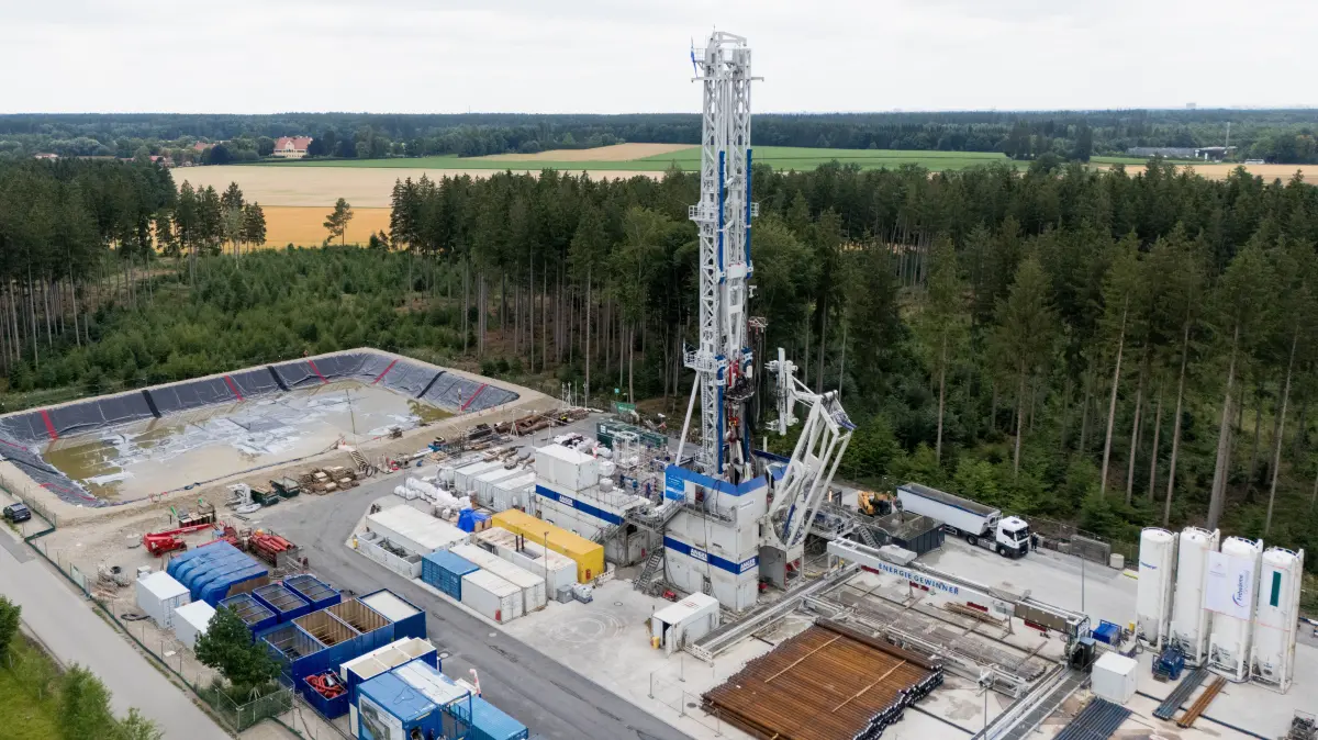ARCHIV - 04.07.2025, Bayern, Oberhaching: Das Gelände der Geothermie-Bohrung Laufzorn II in Oberbayern (zu dpa: «Mehr Tempo bei Geothermie-Projekten») Foto: Tobias Hase/dpa +++ dpa-Bildfunk +++