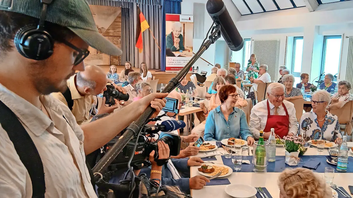 Der Bundespräsident beim Mittagstisch im Quartierscafé des Fördervereins Seniorenzentrum St. Fridolin.