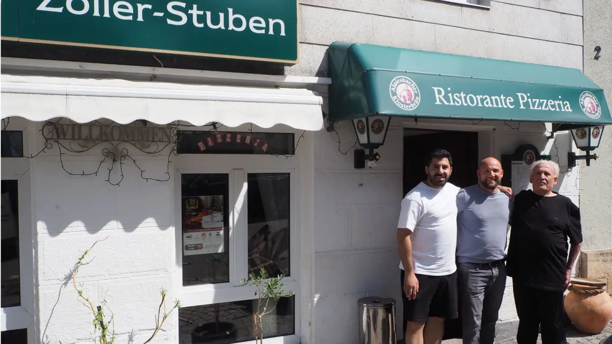 Ganz eng sind die Betreiber auch mit ihren Lieferanten – frische Produkte aus Italien sollen es nämlich stets sein. Die Lieferanten und Partner, wie etwa Rocco Pompedio (Mitte) von „myfood“ aus Geislingen, sind beim Jubiläumsfest mit von der Partie und bescheren Preise für die Tombola.