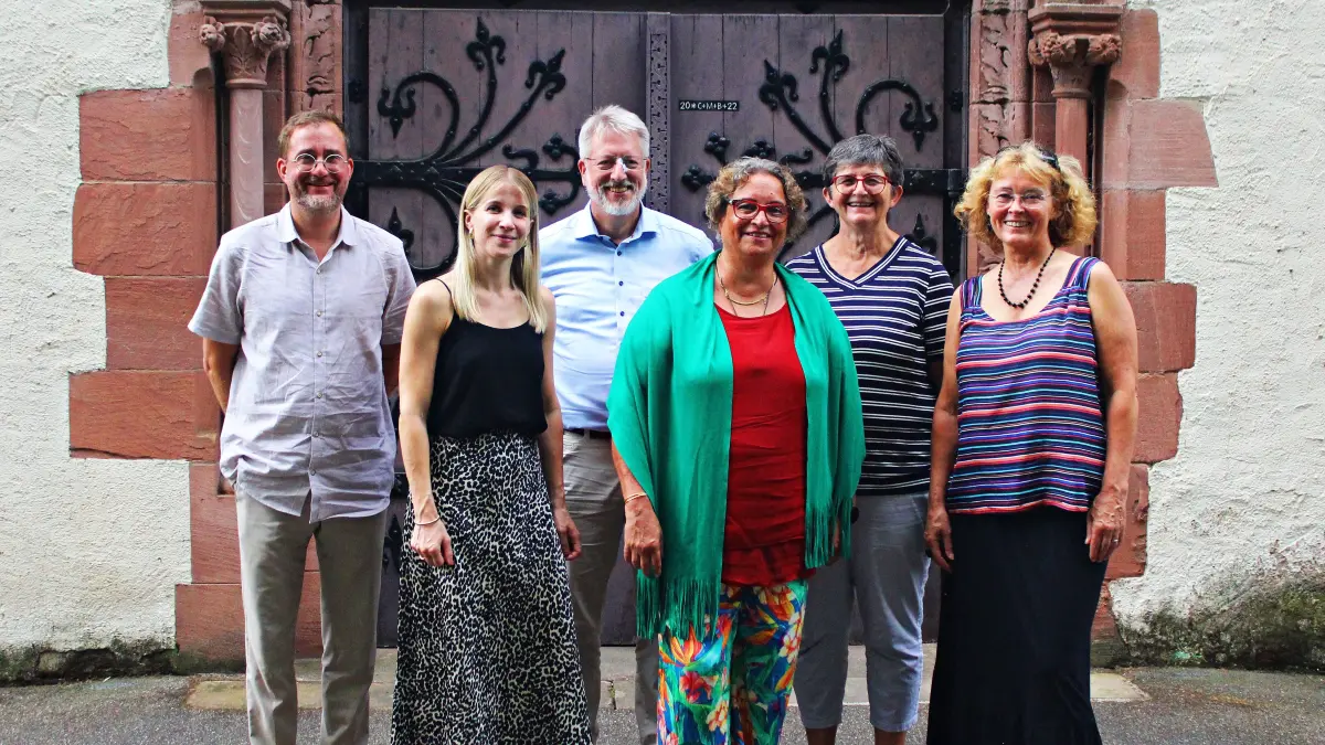Der Vorstand des Freundeskreis Bergfriedhof besteht aus (von links): Fabian Roßmanith, Sarah Bonomo, Tilman Petters, Petra Bredemeyer, Annerose Deusch und Stefanie Kremling-Deinert. Rosi Kienzler, ebenfalls Mitglied des Vorstands, fehlt auf dem Bild.