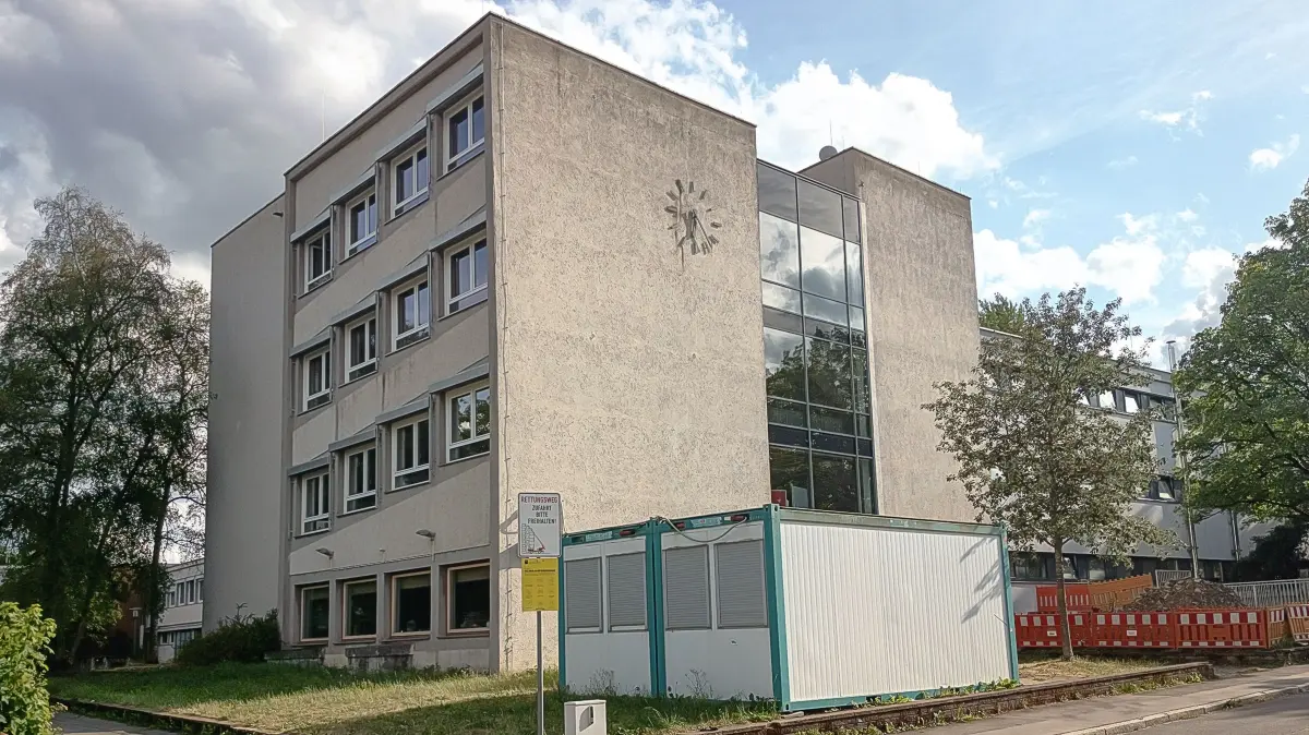 Der Gebäudetrakt „Turm“ des Gymnasiums Trossingen wird ab Sommer saniert, später soll dann noch ein Anbau für Fachräume in Richtung Hangenstraße errichtet werden.