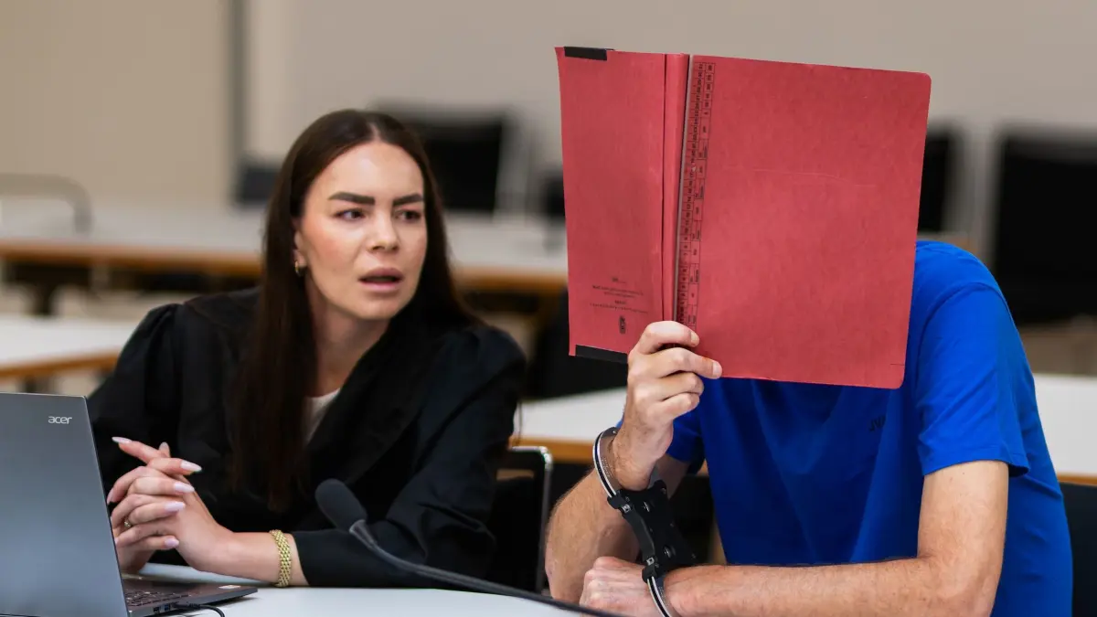 Prozess-Beginn gegen Vater wegen Tötung von achtjähriger Tochter: 01.07.2026, Baden-Württemberg, Freiburg: Der Angeklagte sitzt neben seiner Rechtsanwältin Viktoria Kohler im Verhandlungssaal. Der 58-jährige Angeklagte soll im Oktober 2025 in Bollschweil (Landkreis Breisgau-Hochschwarzwald) seine achtjährige Tochter getötet haben. Das Verfahren wurde von einem Sicherungs- in ein Strafverfahren überführt, nachdem ein zweites vorläufiges psychiatrisches Gutachten zu dem Ergebnis kam, dass der Angeklagte nicht in seiner Schuldfähigkeit eingeschränkt gewesen sein soll. Foto: Philipp von Ditfurth/dpa +++ dpa-Bildfunk +++