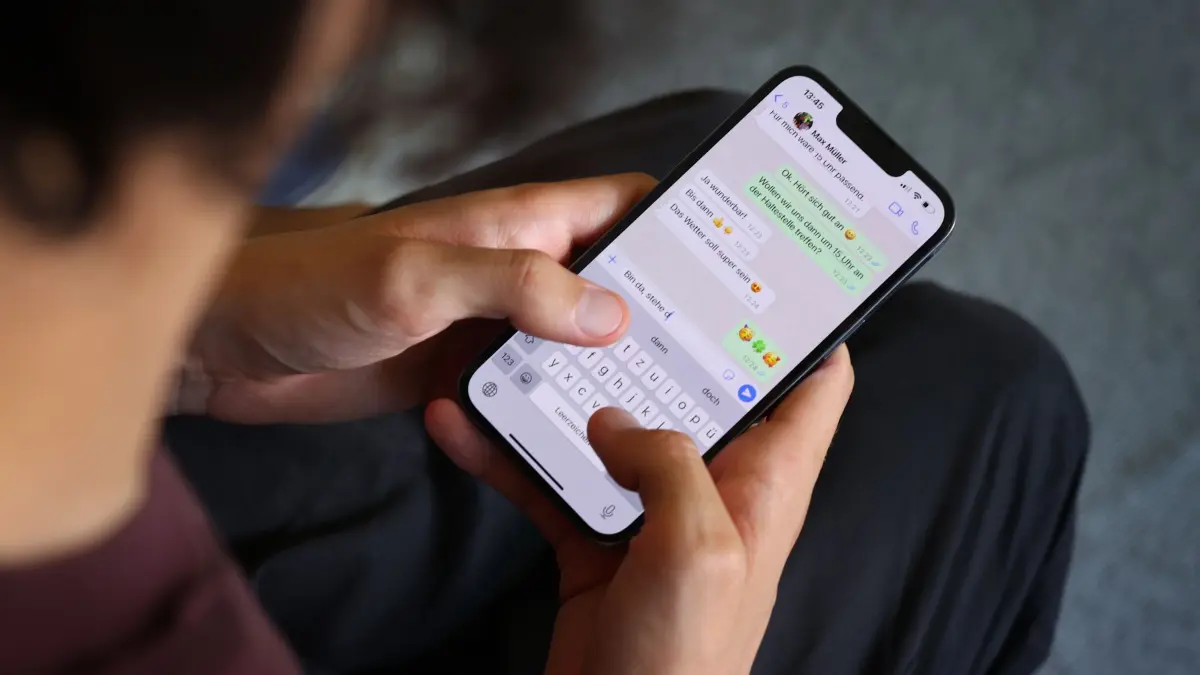 Jugendlicher schreibt eine WhatsApp-Nachricht: ILLUSTRATION - Muss jeder im Chat meine Telefonnummer kennen? - Wahrscheinlich nicht. Auch deshalb führt WhatsApp nun Benutzernamen ein. (zu dpa: «WhatsApp: So reservieren Sie Ihren Benutzernamen») Foto: Karl-Josef Hildenbrand/dpa/dpa-mag - Honorarfrei nur für Bezieher des Dienstes dpa-Magazin +++ dpa-Magazin +++