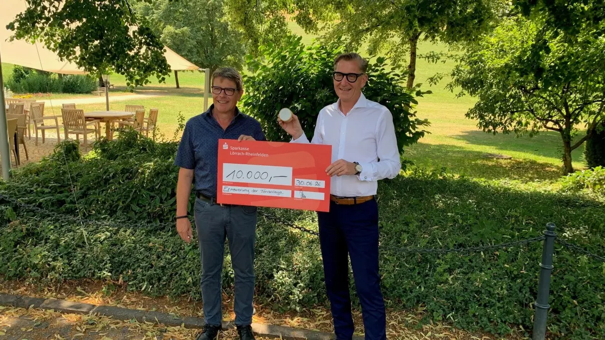 Rainer Liebenow (rechts), Vorstandsvorsitzender der Sparkasse Lörrach-Rheinfelden, überreichte den symbolischen Spendenscheck an Bürgermeister Marco Muchenberger.
