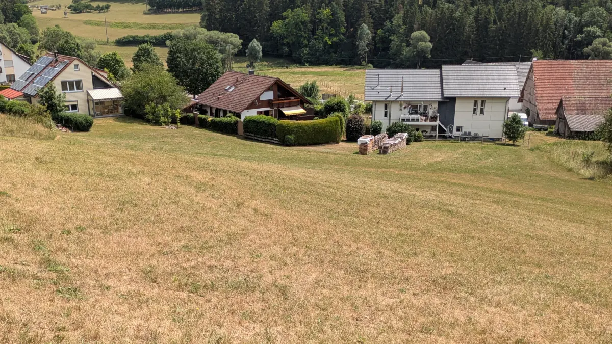 Blick auf das kleine Baugebiet mit zwei Plätzen im Hinterbereich des Gebäudes Königsöschle 1.