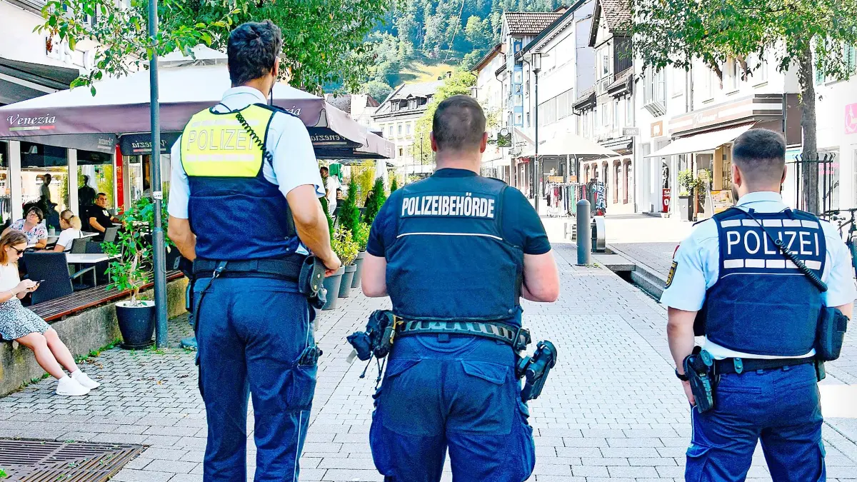 Nach Beschwerden über E-Scooter in der Schramberger Fußgängerzone haben Polizei und städtischer Vollzugsdienst gemeinsam kontrolliert.