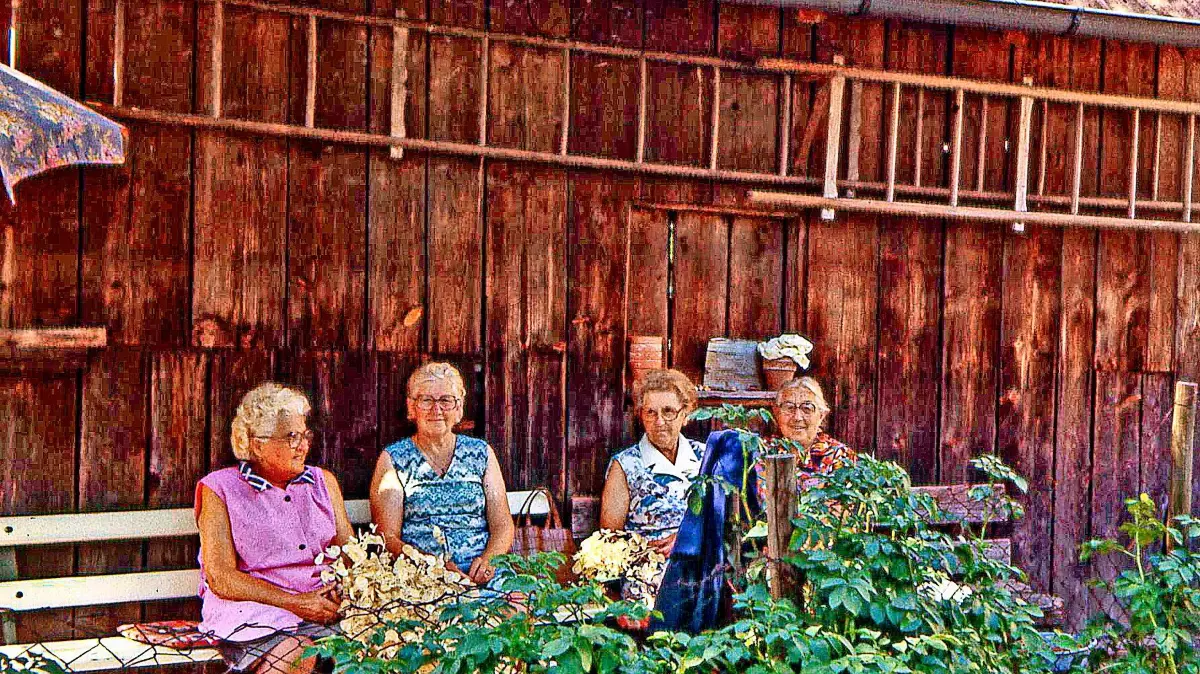 Lina Zambelle (von links), Klara Groß, Monika Oberfell und Sophie Spinner sitzen um 1980 gemeinsam auf dem Luitgard-Bänkle bei „´S Zimmeranderäse Schöpfle.