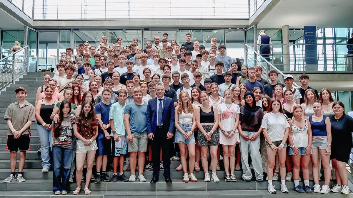 Vor dem Gespräch wurde noch ein gemeinsames Gruppenfoto sowie zahlreiche Selfies aufgenommen. Im Anschluss an den Austausch stand für die Gruppe bei sommerlicher Hitze noch der Besuch der Reichstagskuppel auf dem Programm.