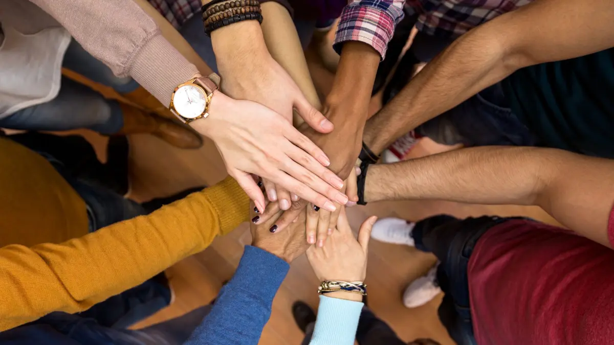 Zusammenhalt Symbol symbolisch Team Hände Arme Gemeinsam Zusammen Multiethnisch Multikulti Teamwork Diversität International