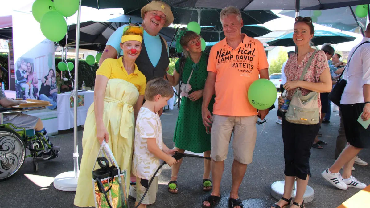 Die Klinikclowns Camilla, Bruno und Sally sorgten für Abkühlung bei den Besuchern.