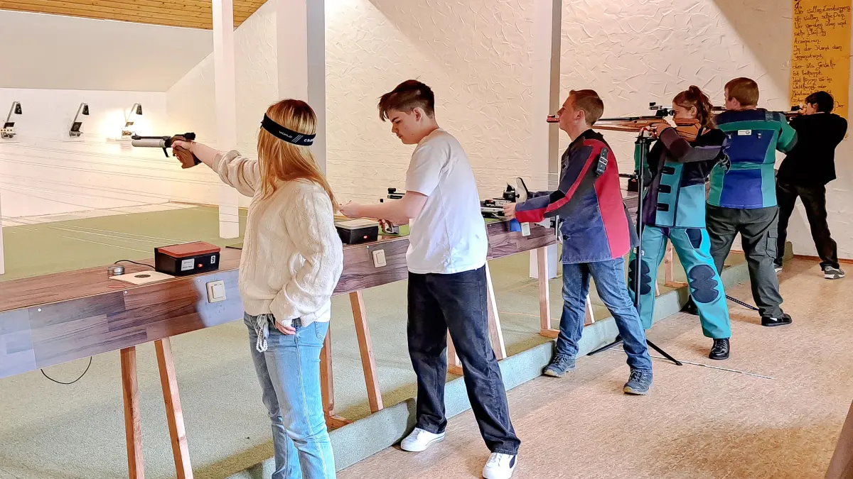 Ob mit Luftpistole oder Luftgewehr – beim Kreisjugendturnier waren Präzision und Konzentration gefragt.