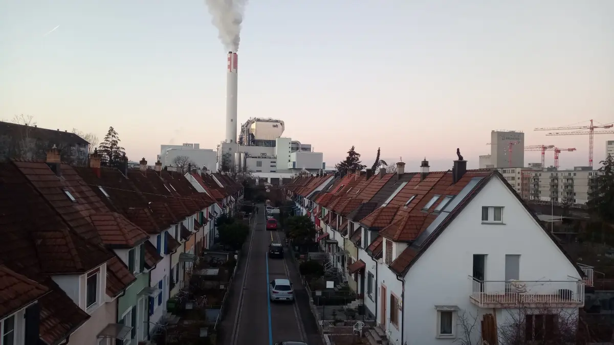 Die Kehricht-Verbrennungsanlage (KVA) Basel wurde von Anfang an entsprechend groß dimensioniert, um auch die im Landkreis Lörrach anfallende Abfallmenge aufnehmen zu können.