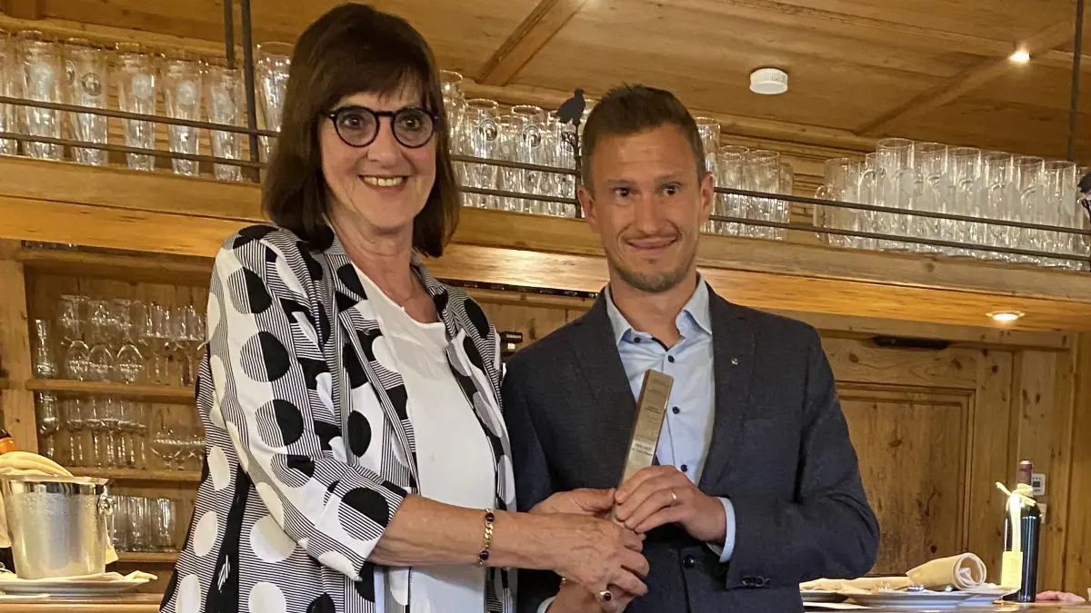 Die bisherige Präsidentin Tina Sillmann des Rotary Club Horb/Oberer Neckar übergibt an ihren Nachfolger Falko Tillwich.