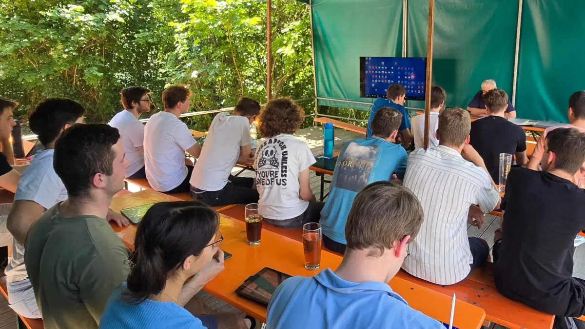DHBW-Vorlesung spontan in den Biergarten verlegt.