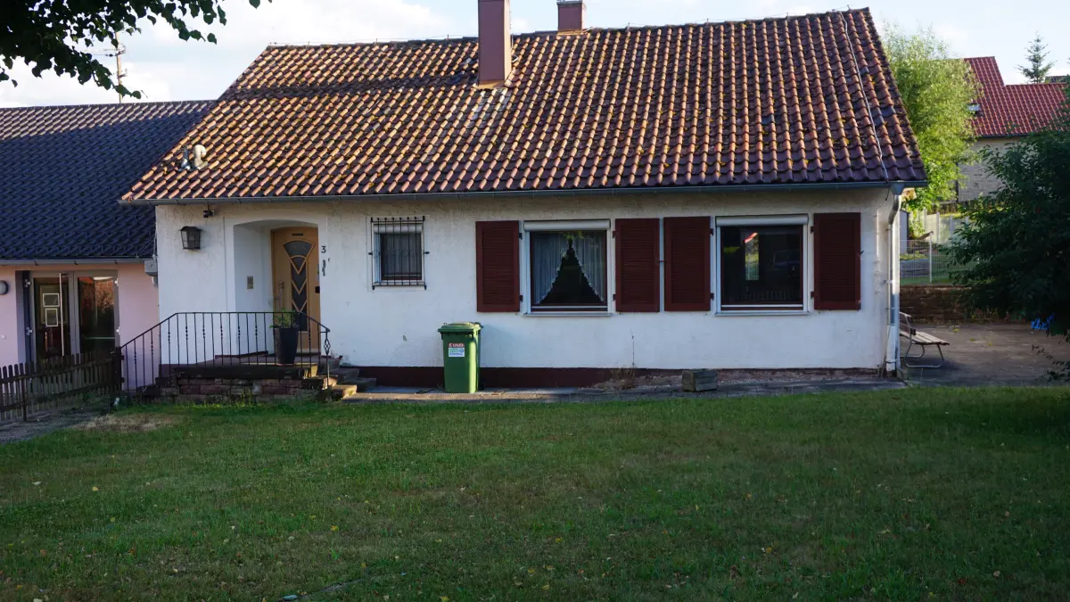 Kommt in dieses Gebäude in der Dorfmitte von Schwarzenberg eine Hausarztpraxis? Es gibt diesbezüglich zumindest eine interessierte Person.