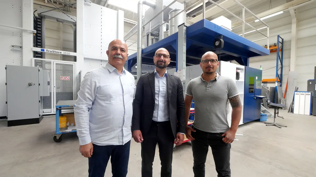 Sie tragen mit Verantwortung bei Steegmüller Kaminoflex (von links): Produktionsleiter Pasa Kangalli, Geschäftsführer Antonio Cervino und Produktionsleiter Plinio Cervino.
