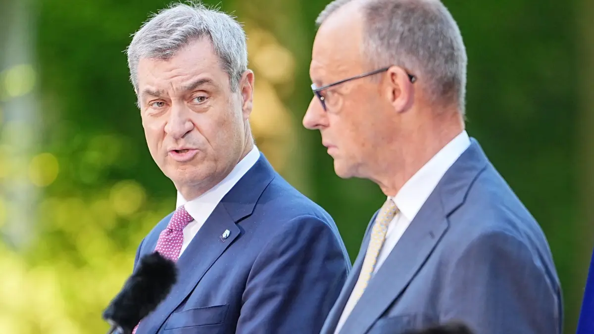 Pressekonferenz zu Ergebnissen des Koalitionsausschusses: 02.07.2026, Berlin: Markus Söder (CSU, l-r), Ministerpräsident von Bayern und CSU Vorsitzender, und Bundeskanzler Friedrich Merz (CDU), geben im Garten des Kanzleramtes eine Pressekonferenz nach der Sitzung des Koalitionsausschusses. Die Spitzen von Union und SPD stellen die Reformvorhaben der Bundesregierung vor. Foto: Michael Kappeler/dpa +++ dpa-Bildfunk +++