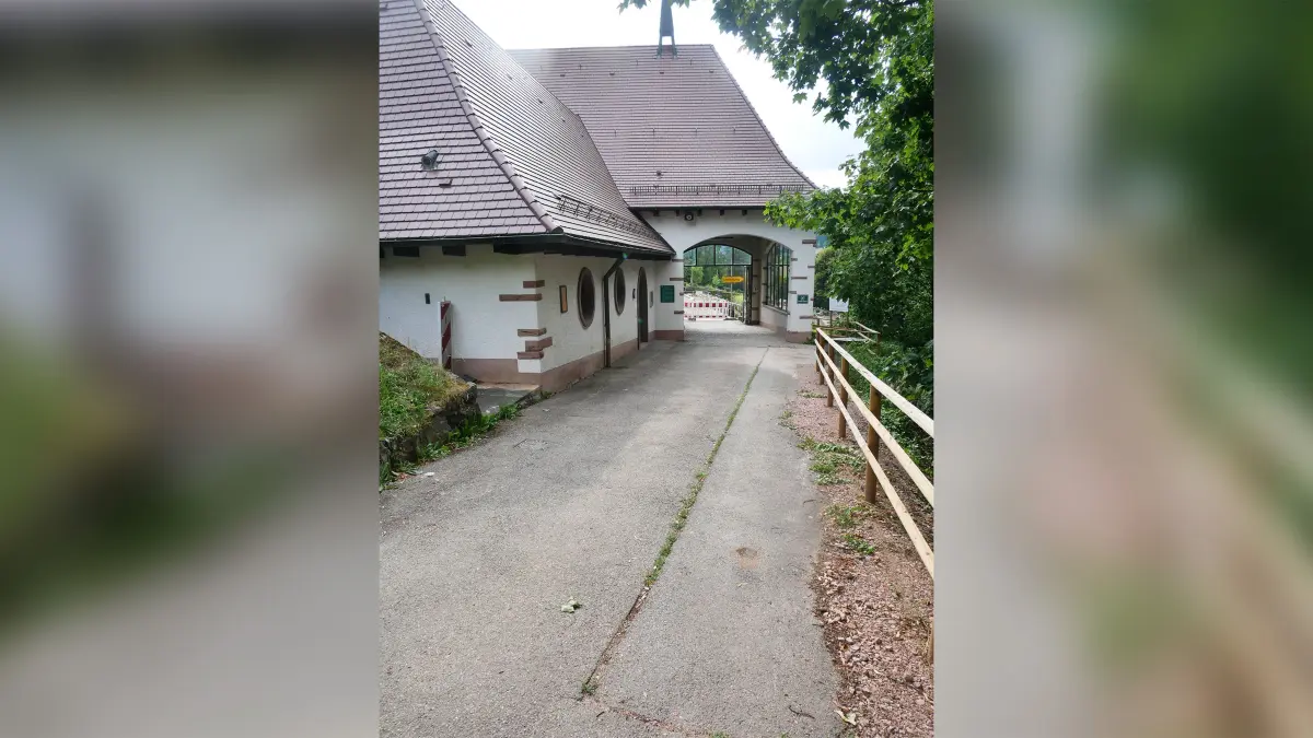 Die Zufahrt zum Friedhof wird breiter, um den Abriss der Aussegnungshalle vornehemen zu können.