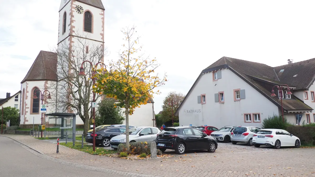 Rathaus und ebenso der Kirchturm gehören zum Gemeindevermögen und stehen in der Eröffnungsbilanz.