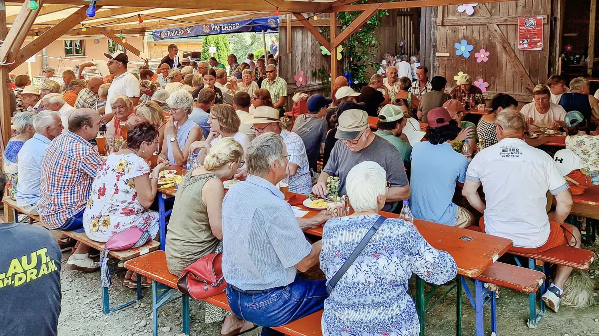 Dank des Vorbaus mit Überdachung sind die zahlreichen Festgäste beim Dorffest in Nordhalden sowohl vor Sonne als auch Regen bestens geschützt.
