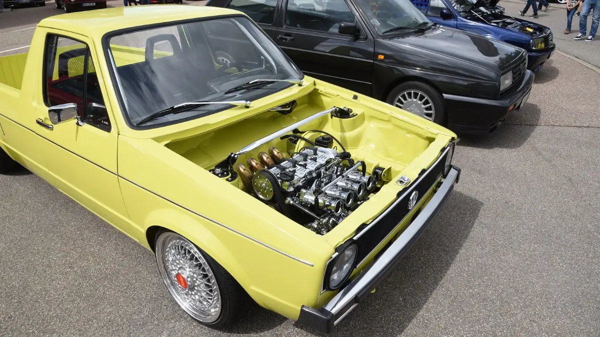 Show Car in Gelb: Schmucke Cars werden im Industriegebiet präsentiert.