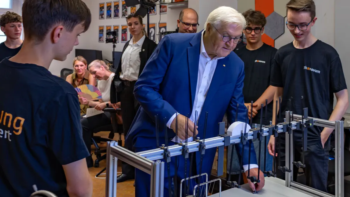 Der Bundespräsident ließ sich von den jungen Forschern ihre Projekte erklären.