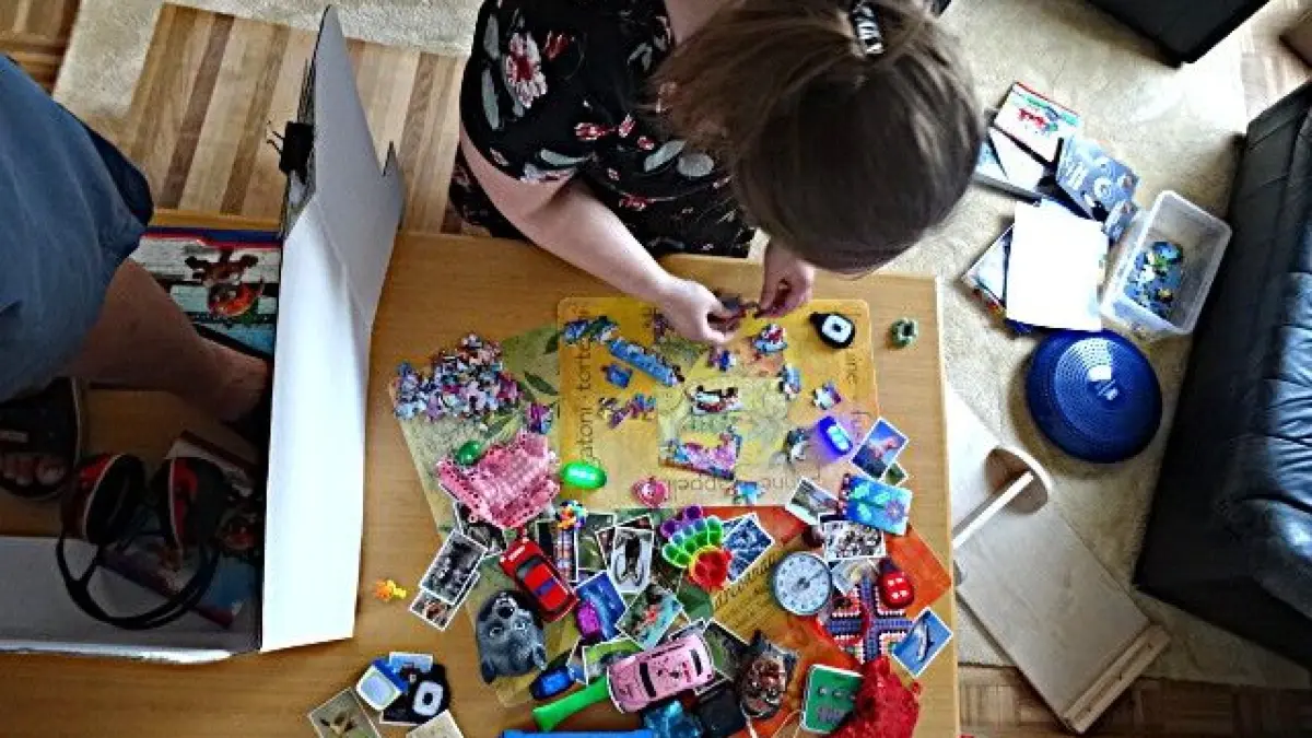 Unsere Redakteurin versucht sich beim Puzzeln am ADHS-Tisch: Das Chaos ist kein Zufall. Direkt daneben wartet der ordentliche Bereich „Hyperfokus“.