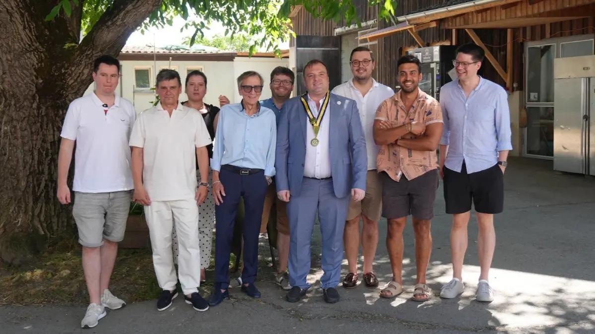 Der Vorstand des Rotaryclub Rottenburg: Schatzmeister Simon Welsch, Past Präsident Frank Kiefer, Clubmeister Melanie Jetter, Incoming Präsident Bert Gall, Berufsdienst Raphael Parusel, Präsident Dr. Benjamin Jetter, Jugenddienst Alex Schäflein, Azzous Sedjari und Gemeindienst Christian Warns.