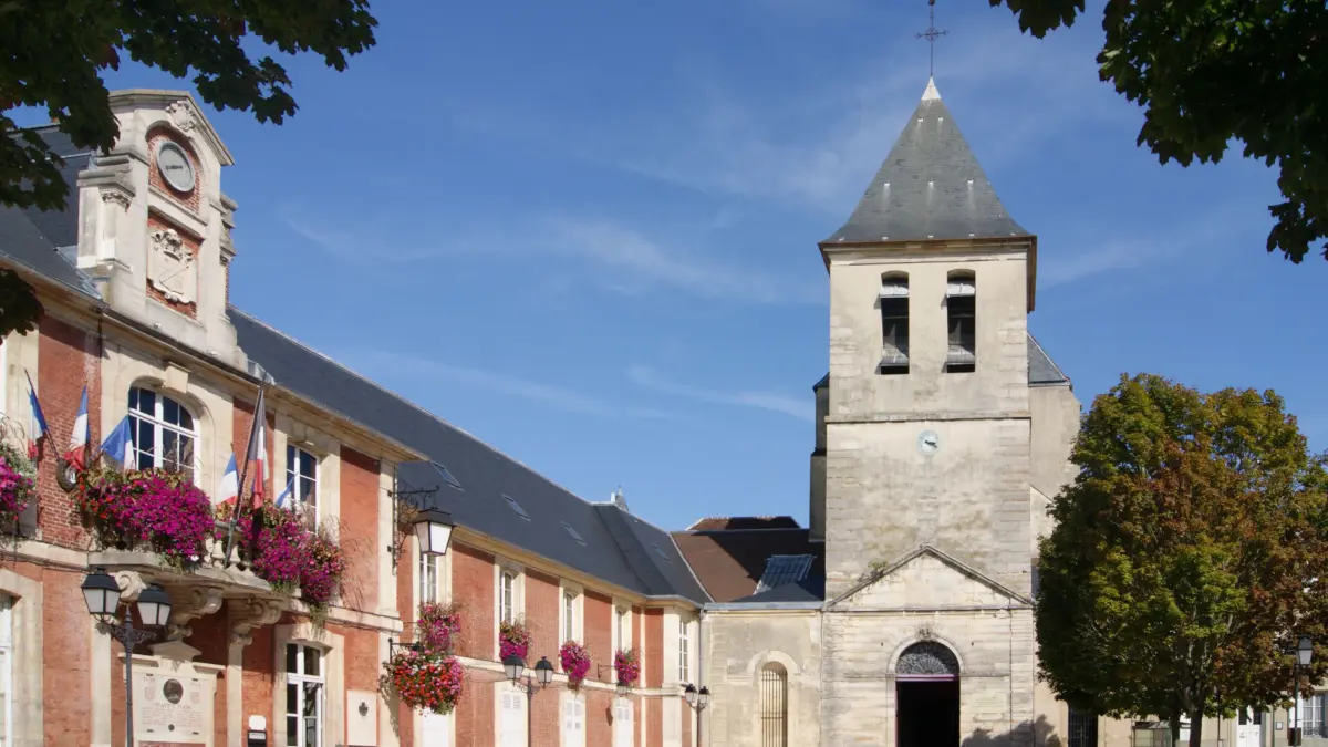 Das Rathaus von Lagny befindet sich in einem Teil des früheren Klosters. Die Kirche der Abtei wurde 1250 fertiggestellt.
