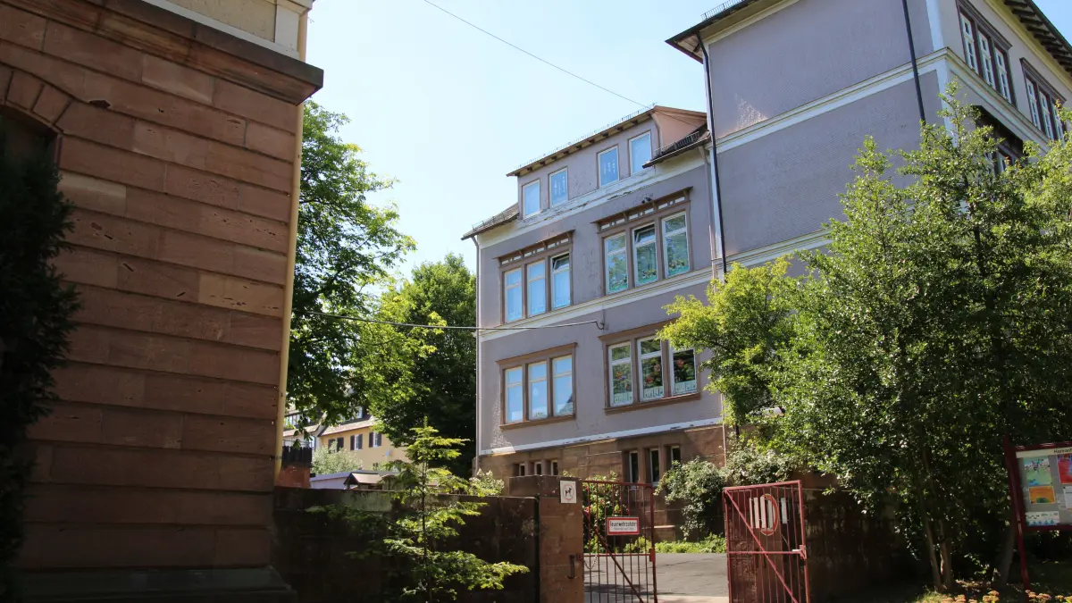 In dieser Lücke zwischen den beiden Bestandsgebäuden soll ein Neubau entstehen.