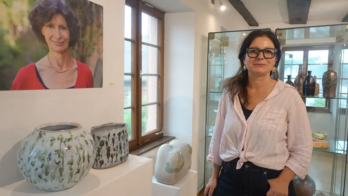 Museumsleiterin Jasmin Hartmann in der aktuellen Sonderausstellung neben späten Werken und einem Fotoporträt der Keramikerin Beatrix Sturm-Kerstan.